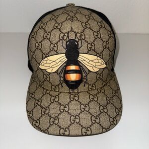 Gucci GG Supreme Canvas Beige and Black Bee Print Trucker Cap